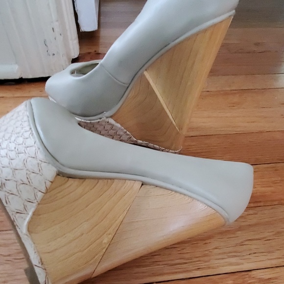 Shoes - Picture 2 of 7